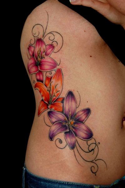 Lilien tattoo bauch